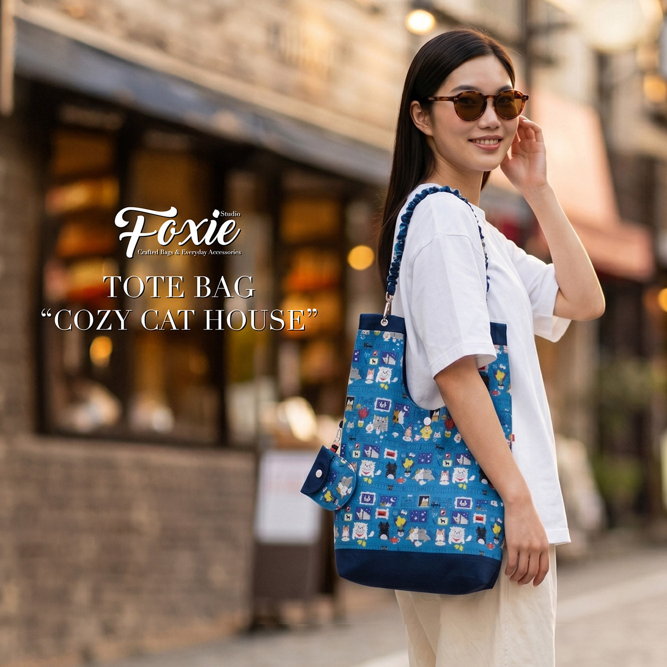 Tote Bags : Cosy Cat House - Blue
